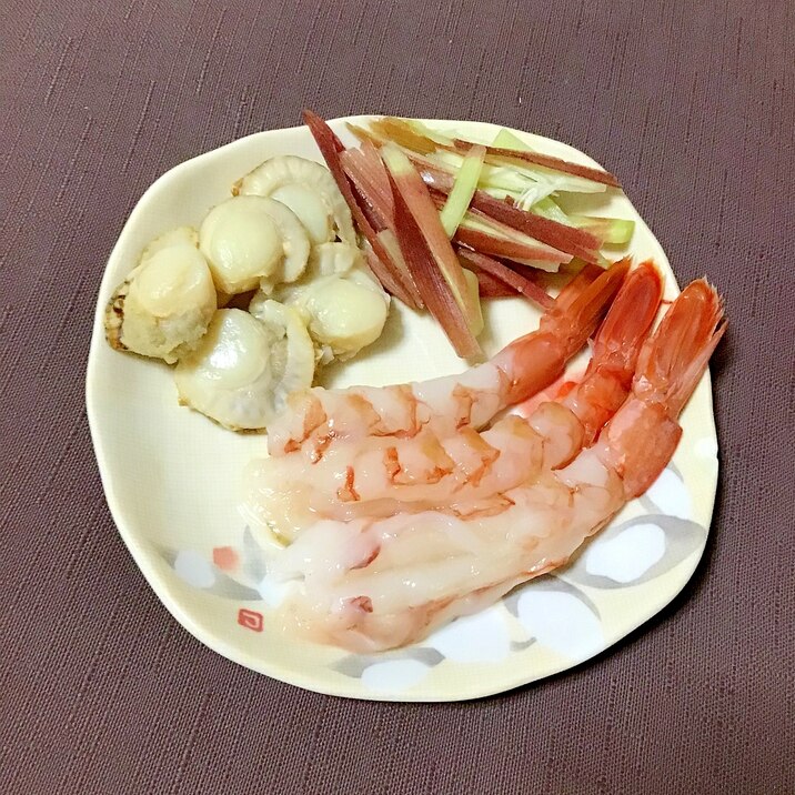 ベビーホタテの酒蒸し風と赤エビとミョウガの盛合わせ